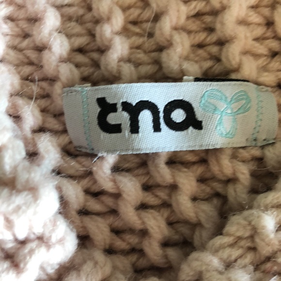 Lambs wool pale pink TNA shrug - Picture 2 of 5